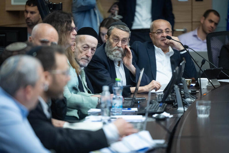 גפני בוועדת הכספים