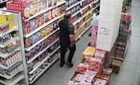 תיעוד חדש: אחרי שהחדיר חומרי הרדמה, החשוד מניח את המחיות לתינוקת במדפי הסופר