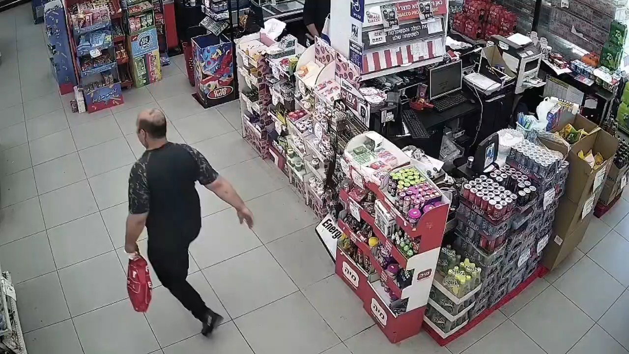 תיעוד חדש: אחרי שהחדיר חומרי הרדמה, החשוד מניח את המחיות לתינוקת במדפי הסופר 