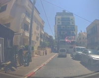 לעיני המצלמה: נהג בבני ברק הכה ילד בן 7 באכזריות - ושוחרר בתום חקירה