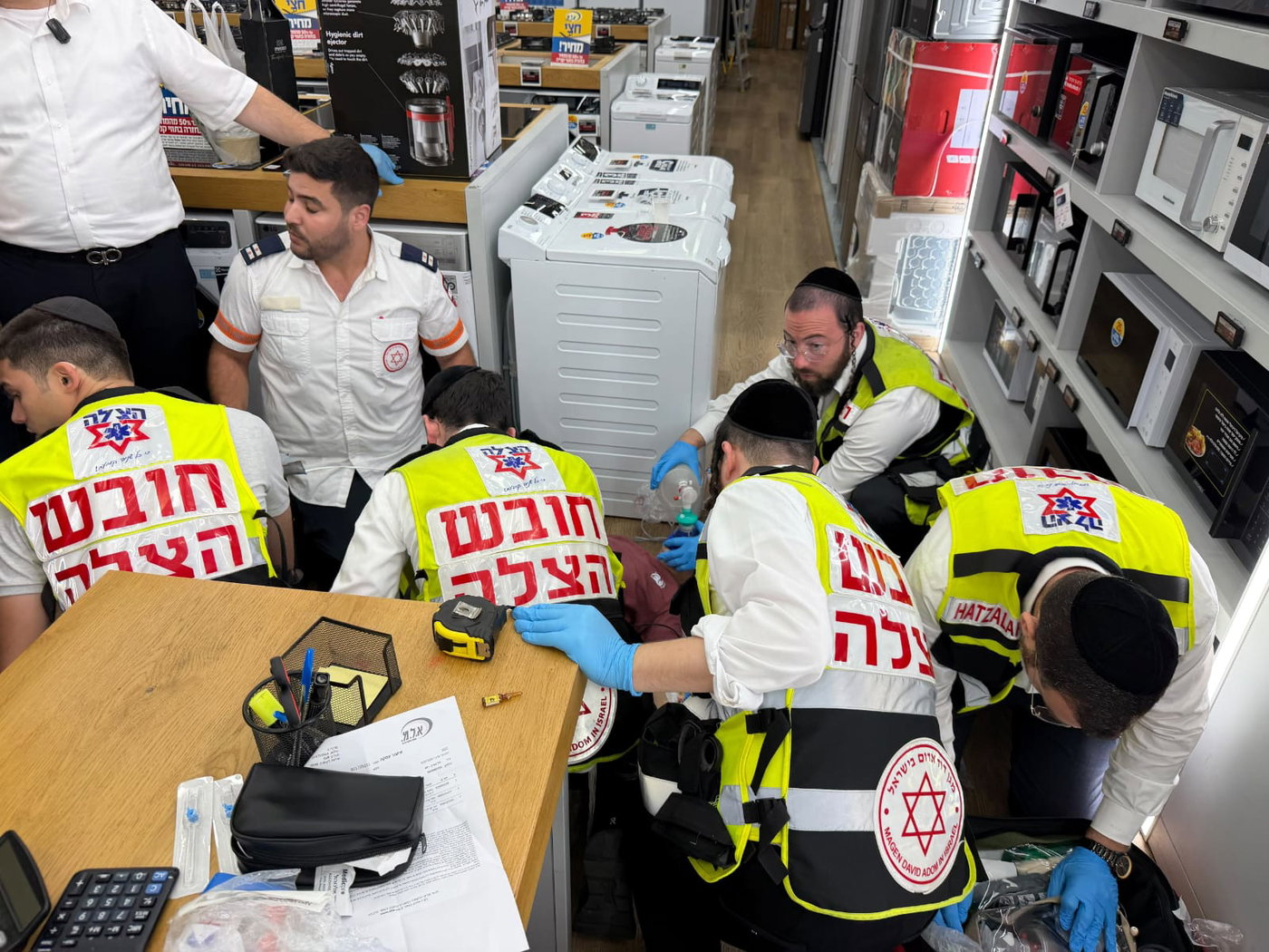 החייאה בנער בן 13 שהתמוטט בתוך חנות בקניון הסמוך לבני ברק
