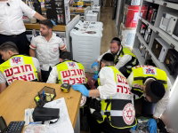 החייאה בנער בן 13 שהתמוטט בתוך חנות בקניון הסמוך לבני ברק