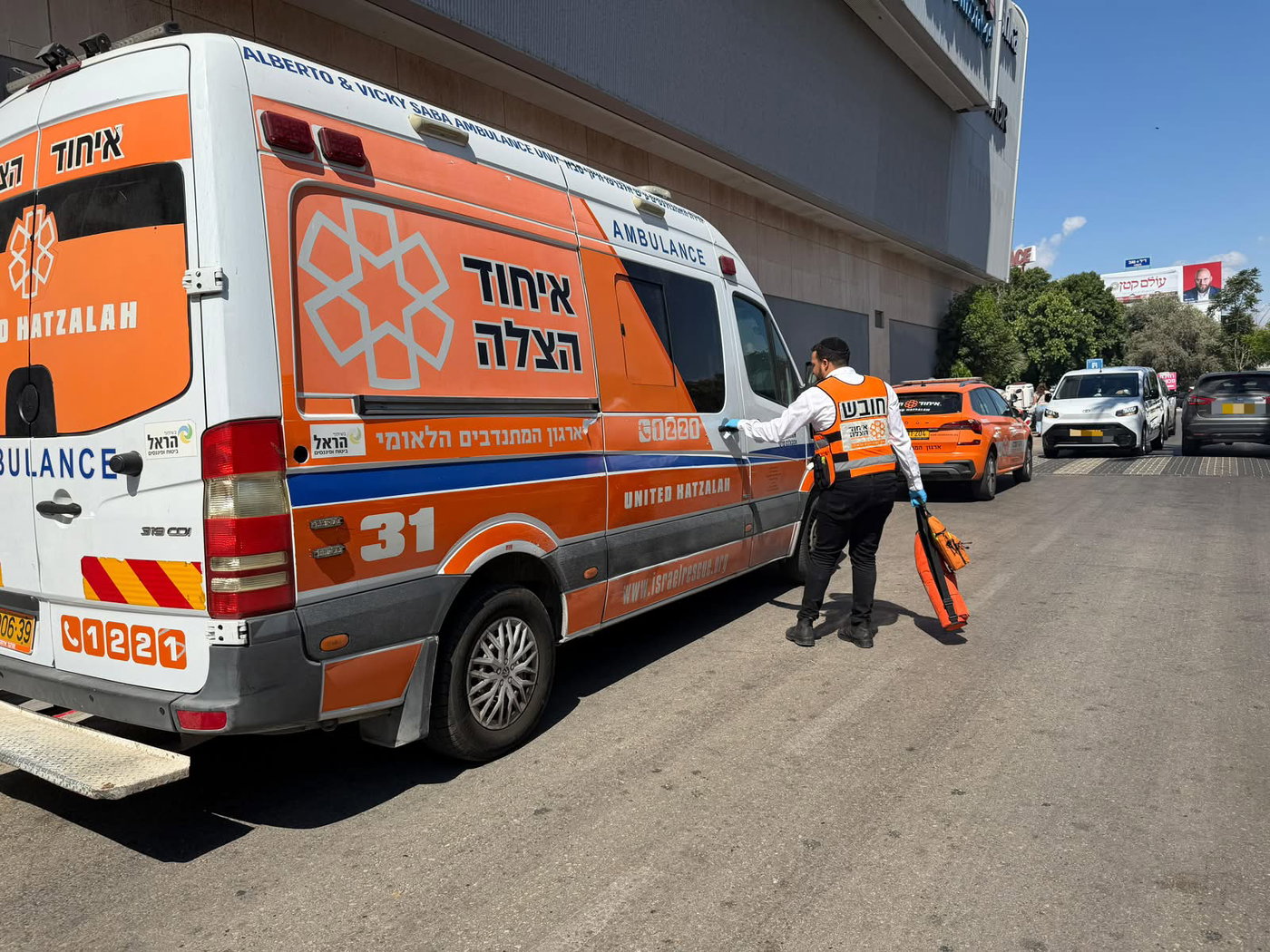 החייאה בנער בן 13 שהתמוטט בתוך חנות בקניון הסמוך לבני ברק