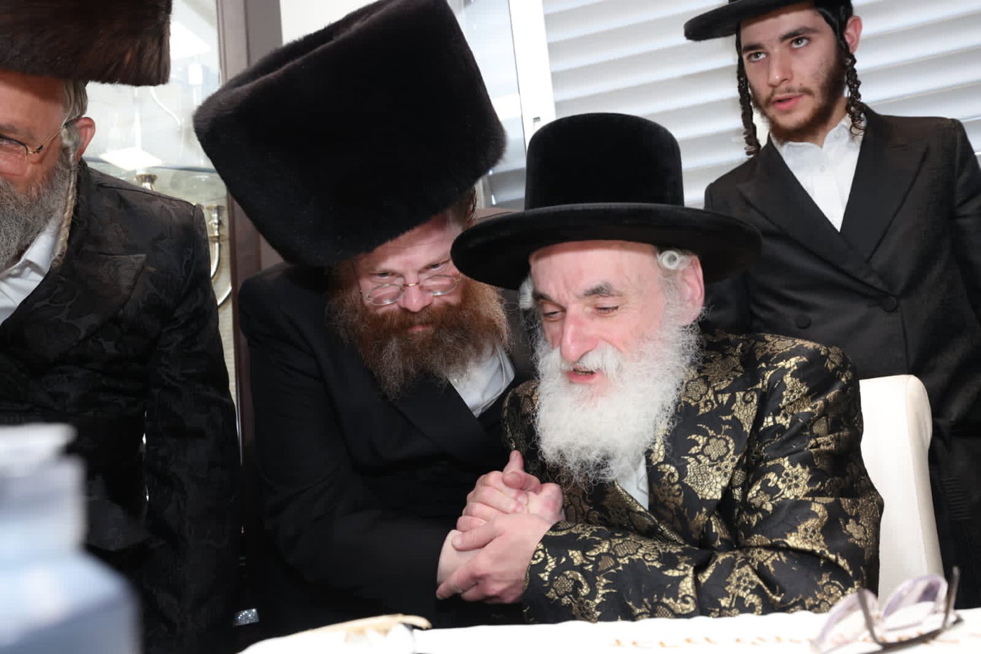 עם נוצת אווז: גדולי התורה כתבו אותיות אחרונות בספר התורה של היועץ החרדי