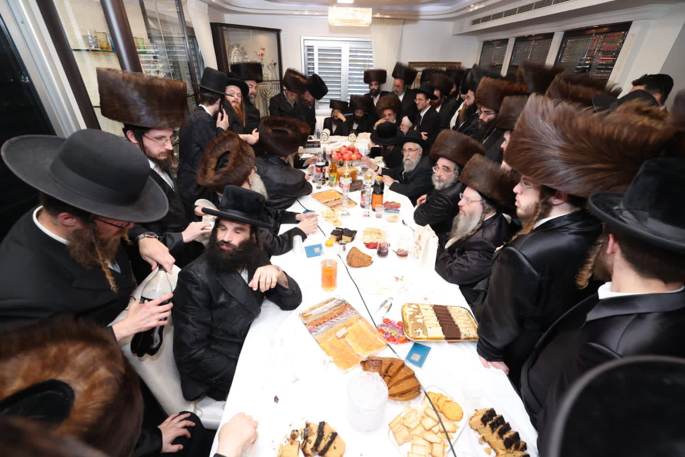 עם נוצת אווז: גדולי התורה כתבו אותיות אחרונות בספר התורה של היועץ החרדי