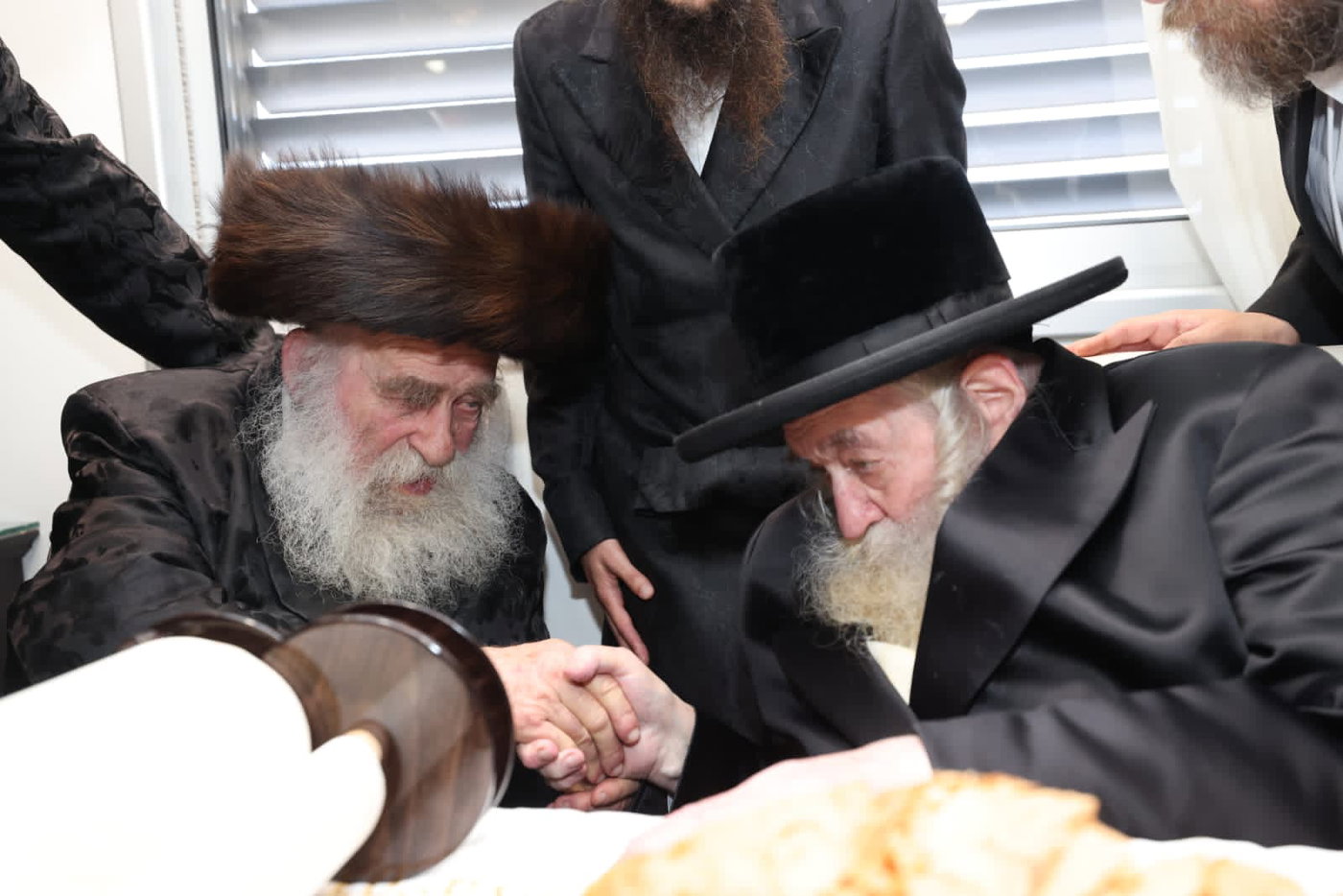 עם נוצת אווז: גדולי התורה כתבו אותיות אחרונות בספר התורה של היועץ החרדי