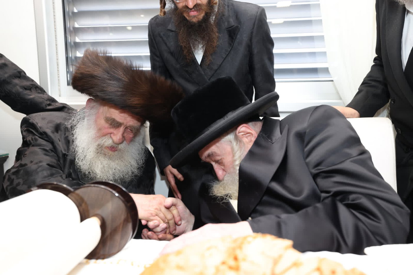 עם נוצת אווז: גדולי התורה כתבו אותיות אחרונות בספר התורה של היועץ החרדי