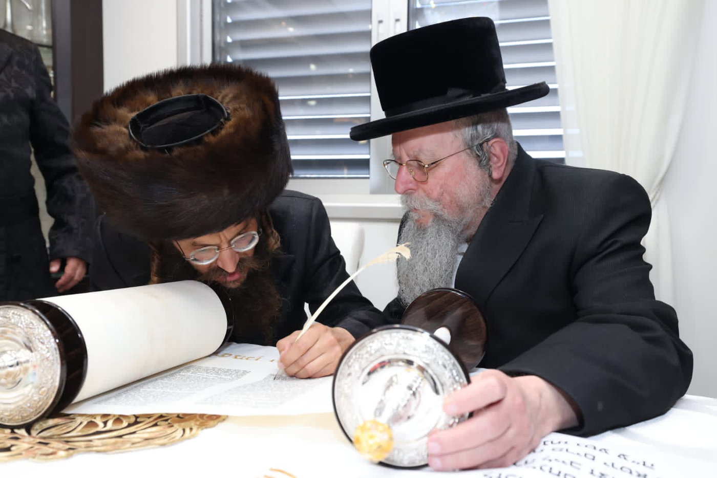 עם נוצת אווז: גדולי התורה כתבו אותיות אחרונות בספר התורה של היועץ החרדי