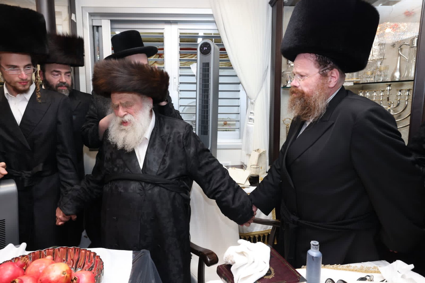 עם נוצת אווז: גדולי התורה כתבו אותיות אחרונות בספר התורה של היועץ החרדי