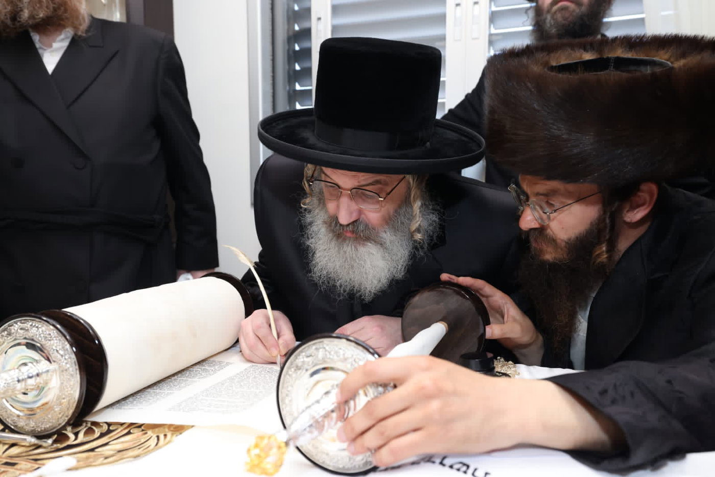 עם נוצת אווז: גדולי התורה כתבו אותיות אחרונות בספר התורה של היועץ החרדי