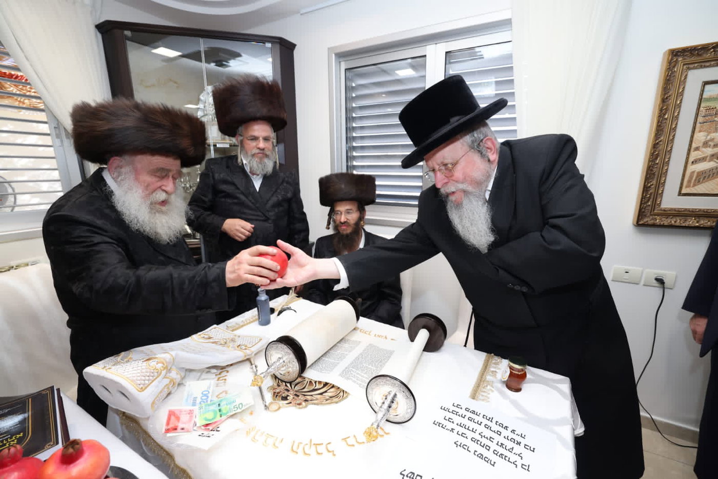 עם נוצת אווז: גדולי התורה כתבו אותיות אחרונות בספר התורה של היועץ החרדי