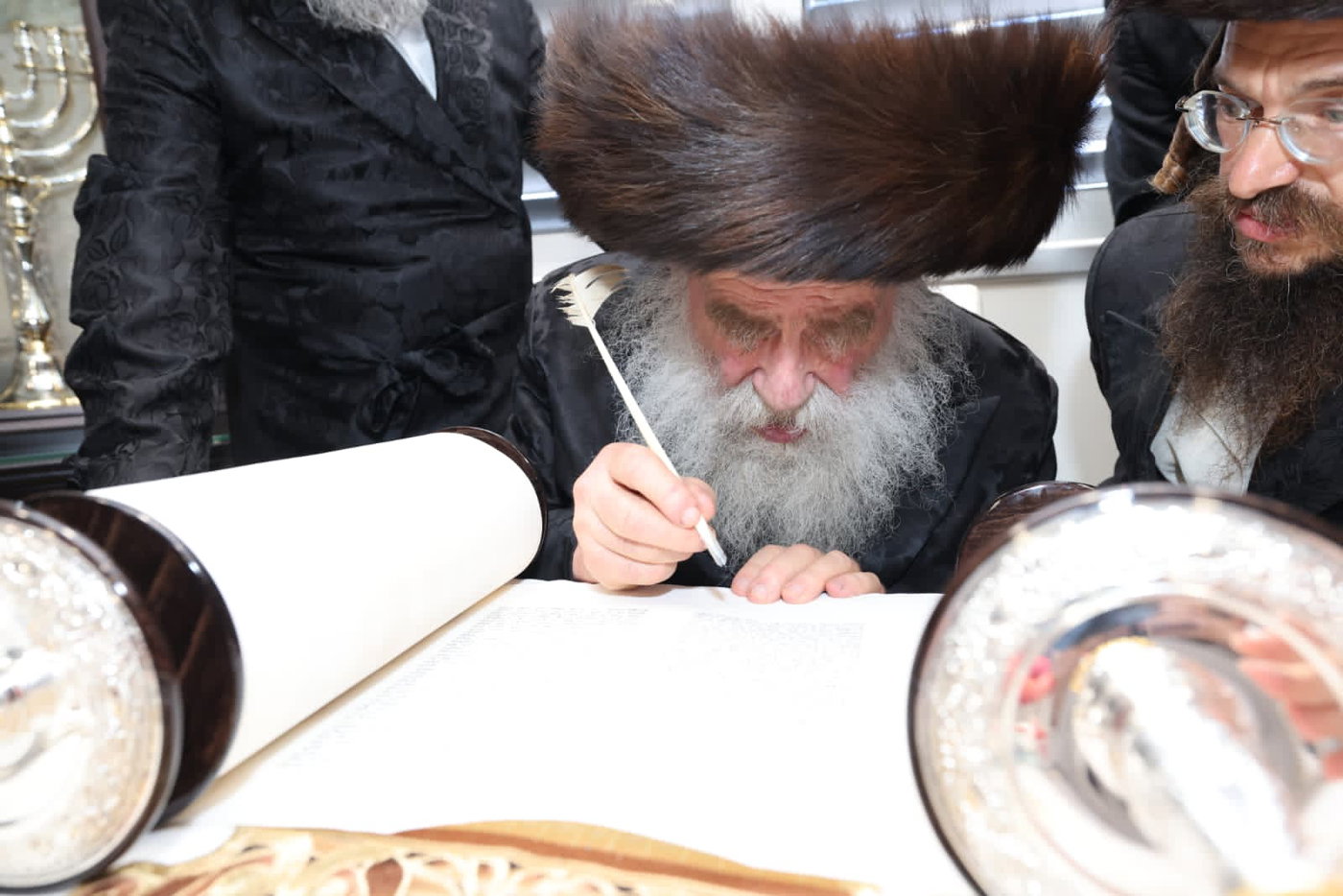 עם נוצת אווז: גדולי התורה כתבו אותיות אחרונות בספר התורה של היועץ החרדי
