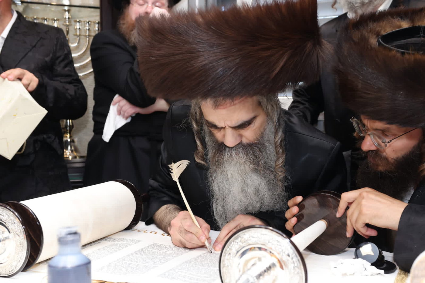 עם נוצת אווז: גדולי התורה כתבו אותיות אחרונות בספר התורה של היועץ החרדי