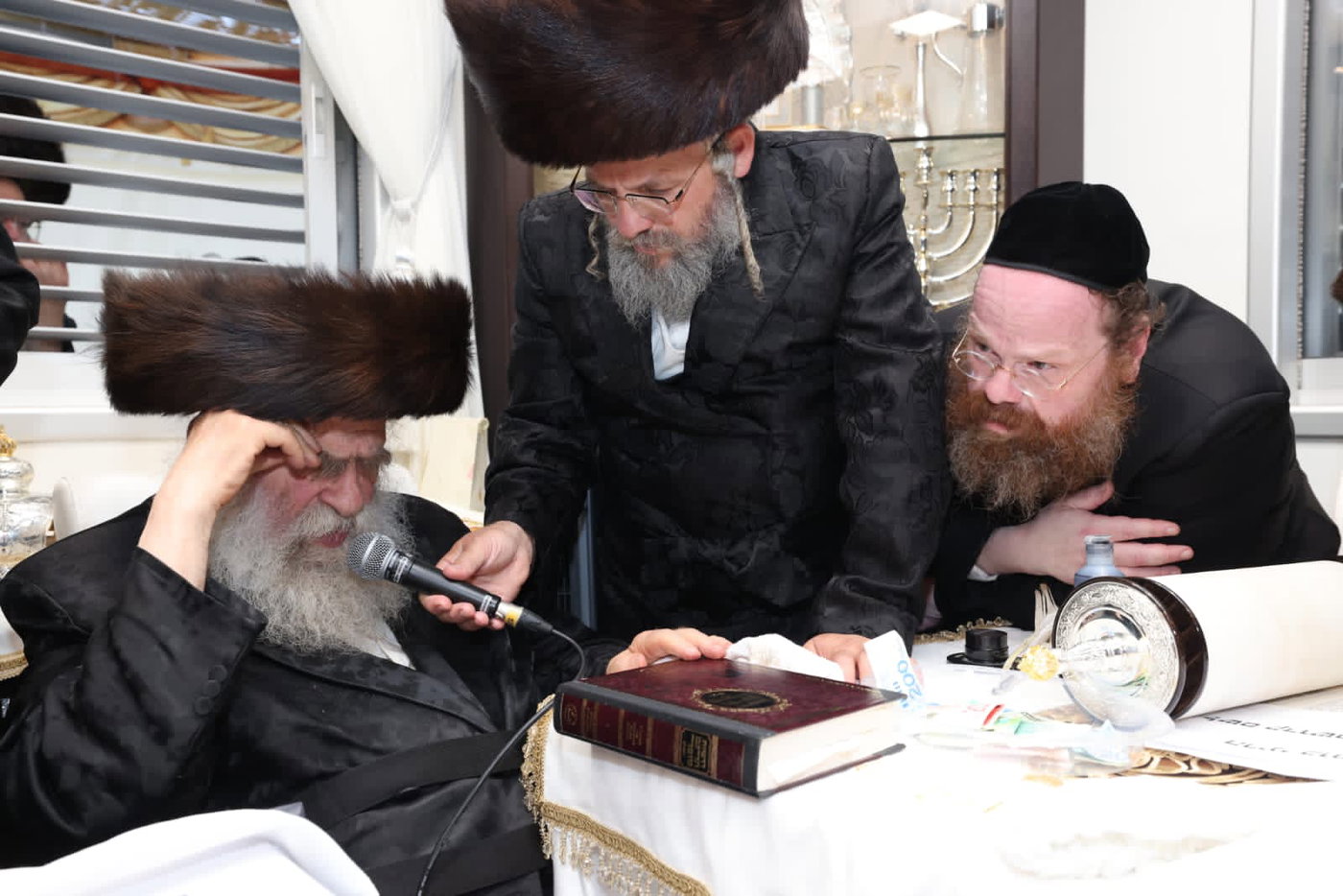 עם נוצת אווז: גדולי התורה כתבו אותיות אחרונות בספר התורה של היועץ החרדי