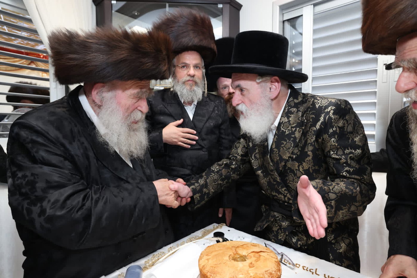 עם נוצת אווז: גדולי התורה כתבו אותיות אחרונות בספר התורה של היועץ החרדי
