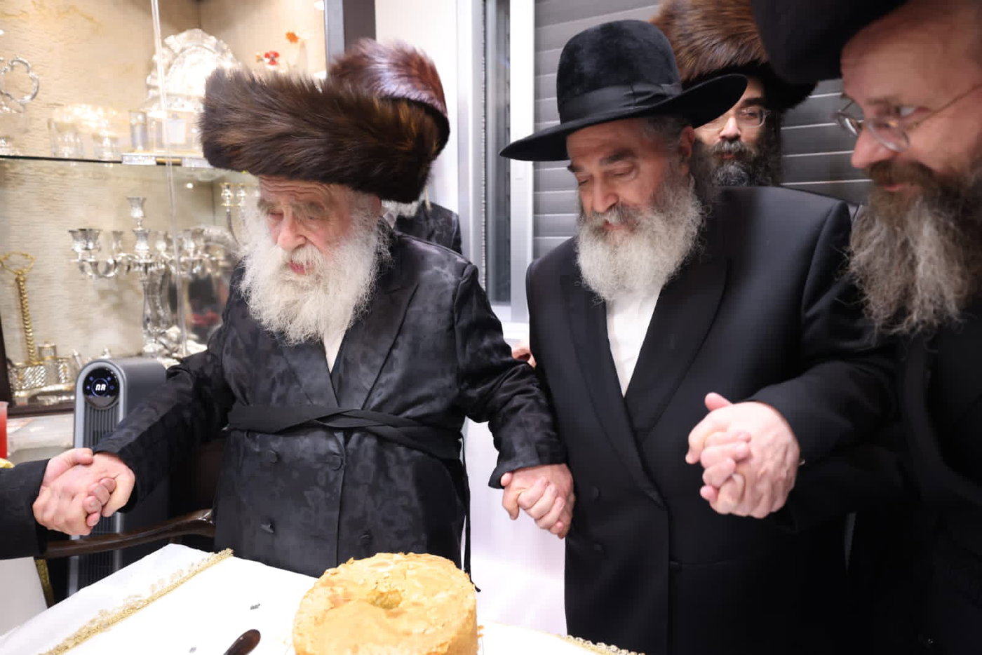 עם נוצת אווז: גדולי התורה כתבו אותיות אחרונות בספר התורה של היועץ החרדי