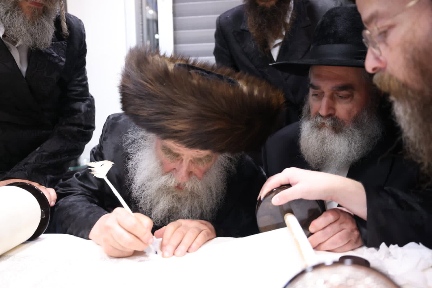עם נוצת אווז: גדולי התורה כתבו אותיות אחרונות בספר התורה של היועץ החרדי