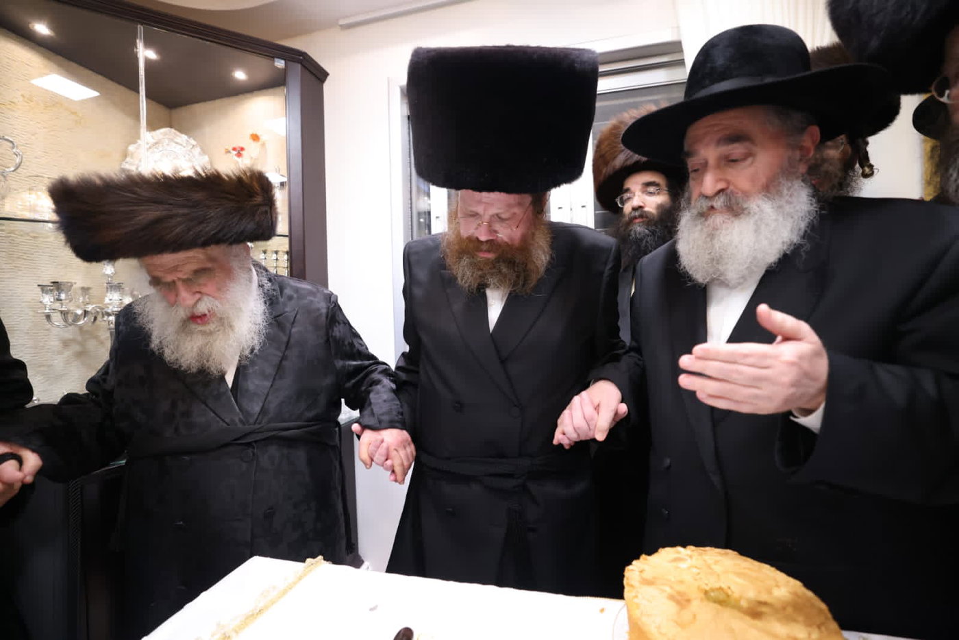 עם נוצת אווז: גדולי התורה כתבו אותיות אחרונות בספר התורה של היועץ החרדי