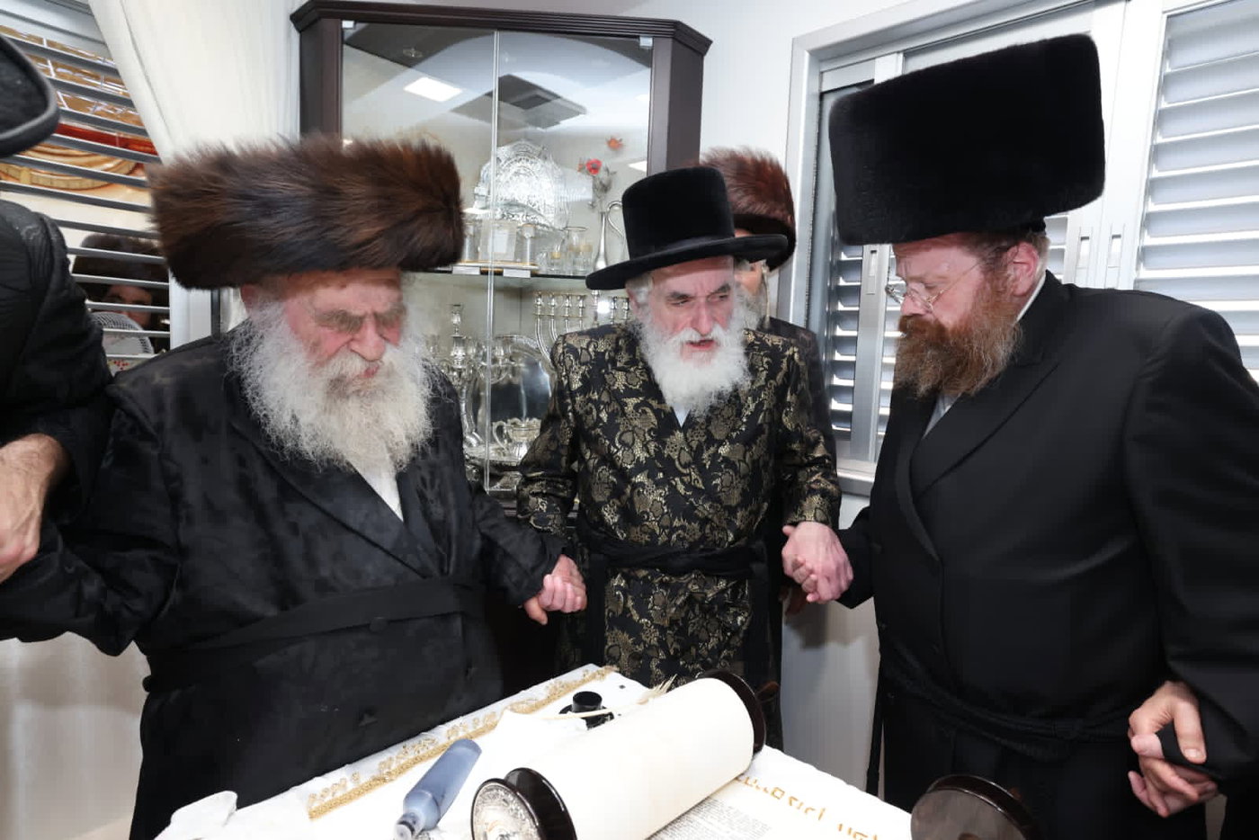 עם נוצת אווז: גדולי התורה כתבו אותיות אחרונות בספר התורה של היועץ החרדי