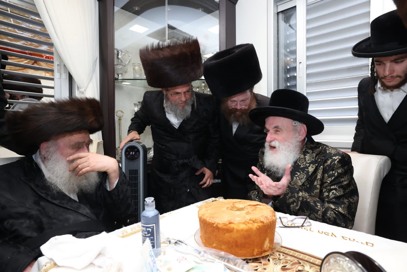 עם נוצת אווז: גדולי התורה כתבו אותיות אחרונות בספר התורה של היועץ החרדי