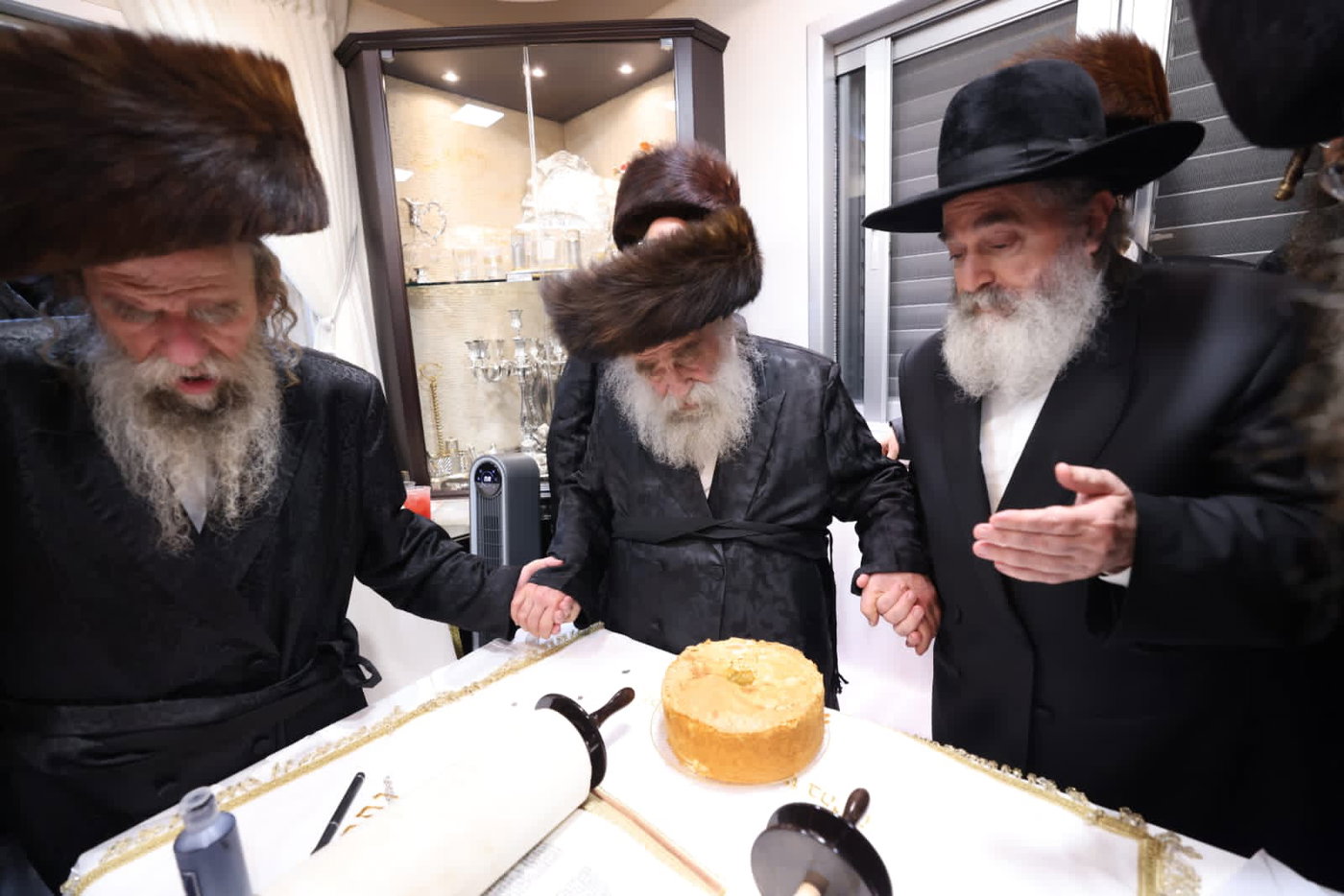 עם נוצת אווז: גדולי התורה כתבו אותיות אחרונות בספר התורה של היועץ החרדי