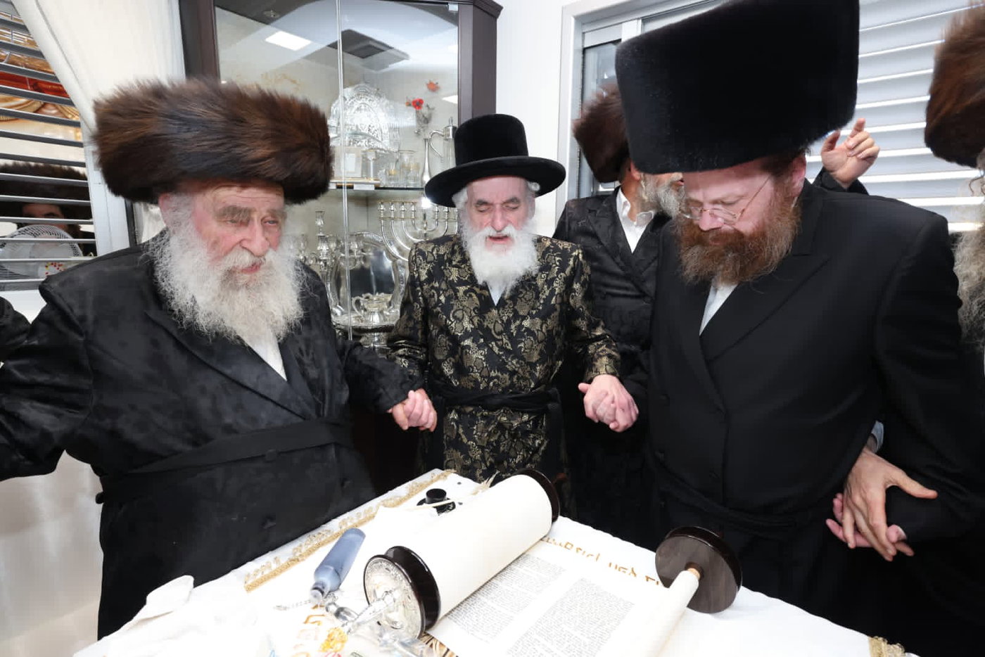 עם נוצת אווז: גדולי התורה כתבו אותיות אחרונות בספר התורה של היועץ החרדי