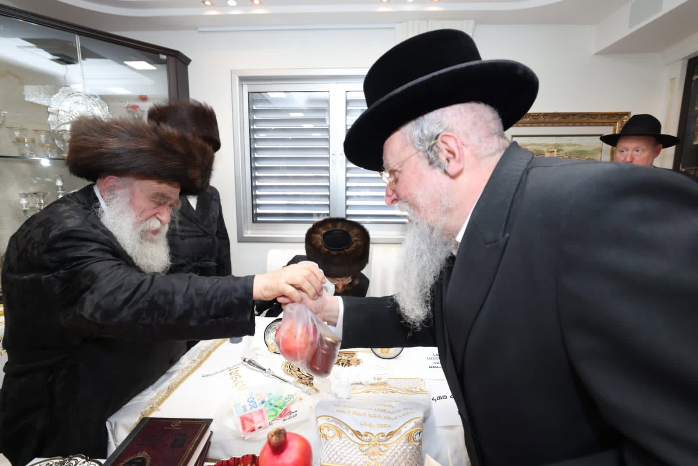 עם נוצת אווז: גדולי התורה כתבו אותיות אחרונות בספר התורה של היועץ החרדי