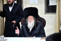 האדמו"ר ממודז'יץ בטיש מוצאי ר"ה