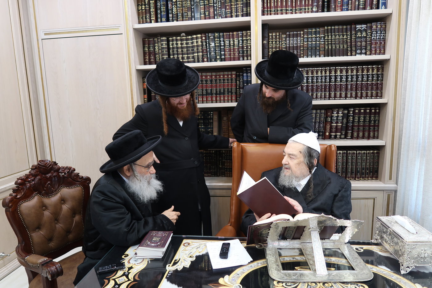 הגר"ג רבינוביץ בביקור אצל הגרי"מ שכטר