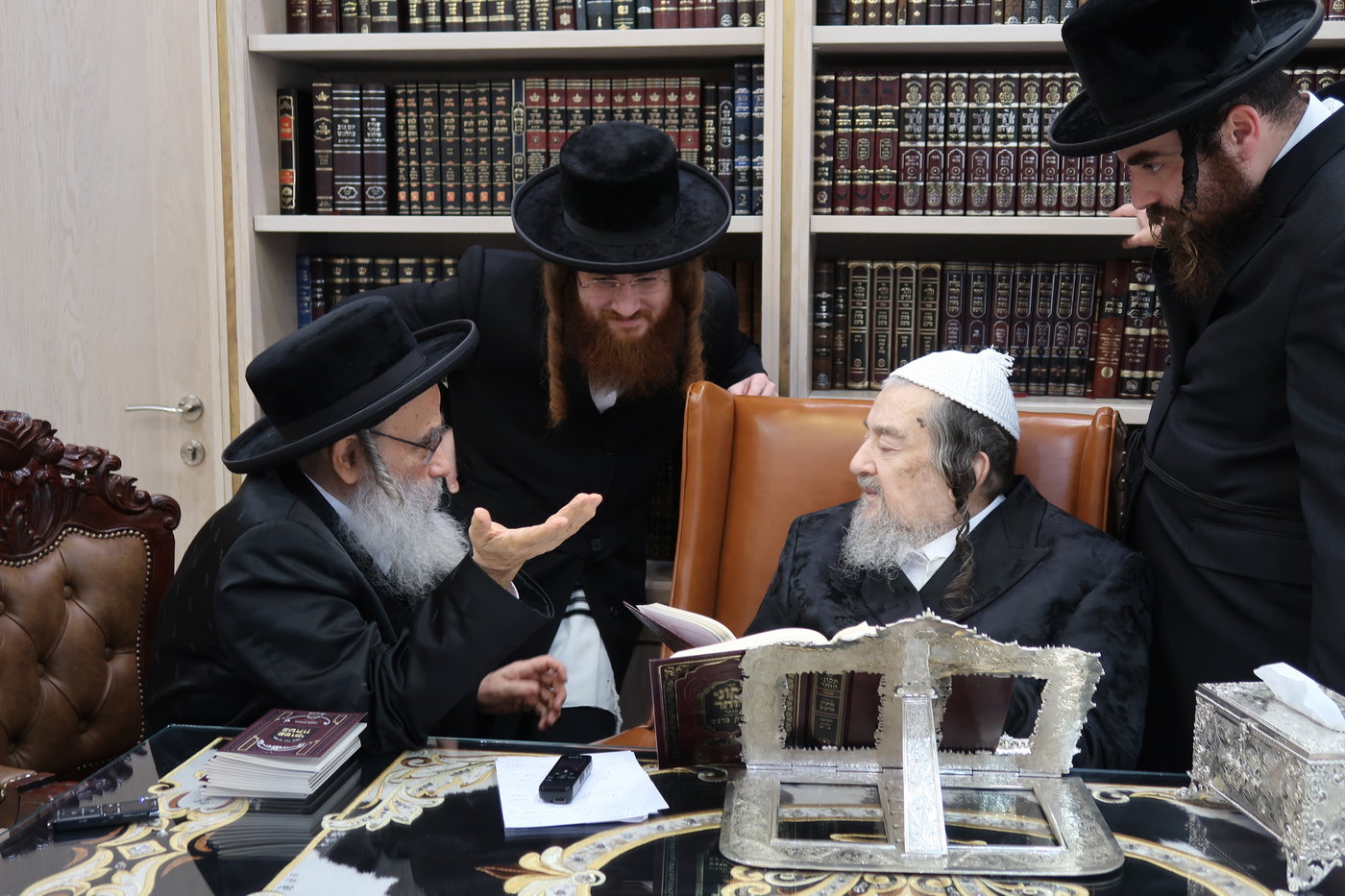 הגר"ג רבינוביץ בביקור אצל הגרי"מ שכטר