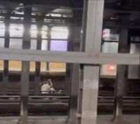 מזעזע: גבר ואישה התיישבו על פסי הרכבת במנהטן - ונהרגו במקום
