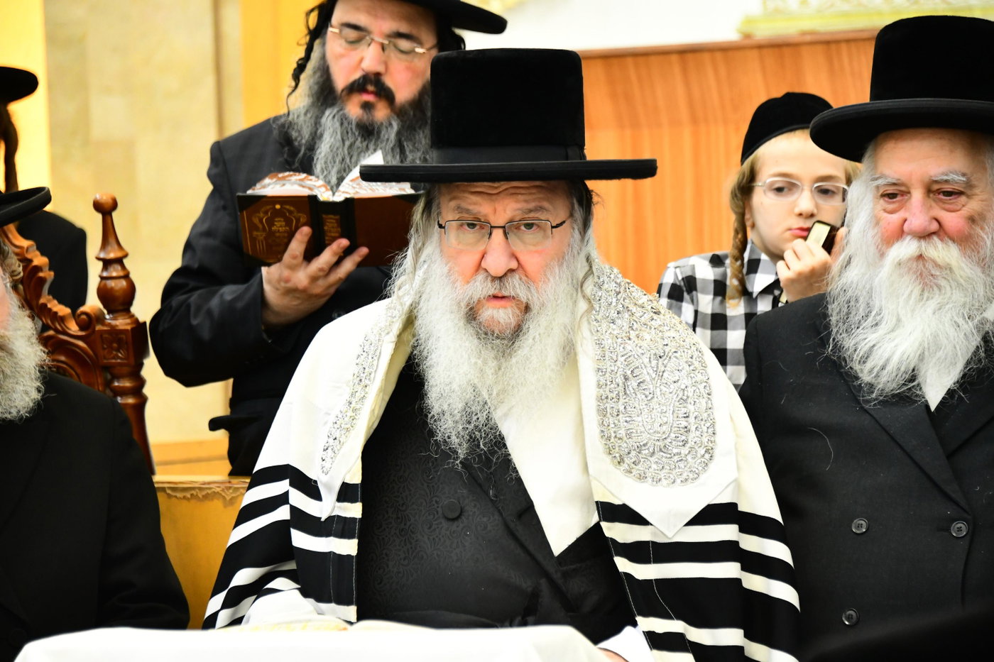 האדמו"ר מנדבורנה בהתרת נדרים