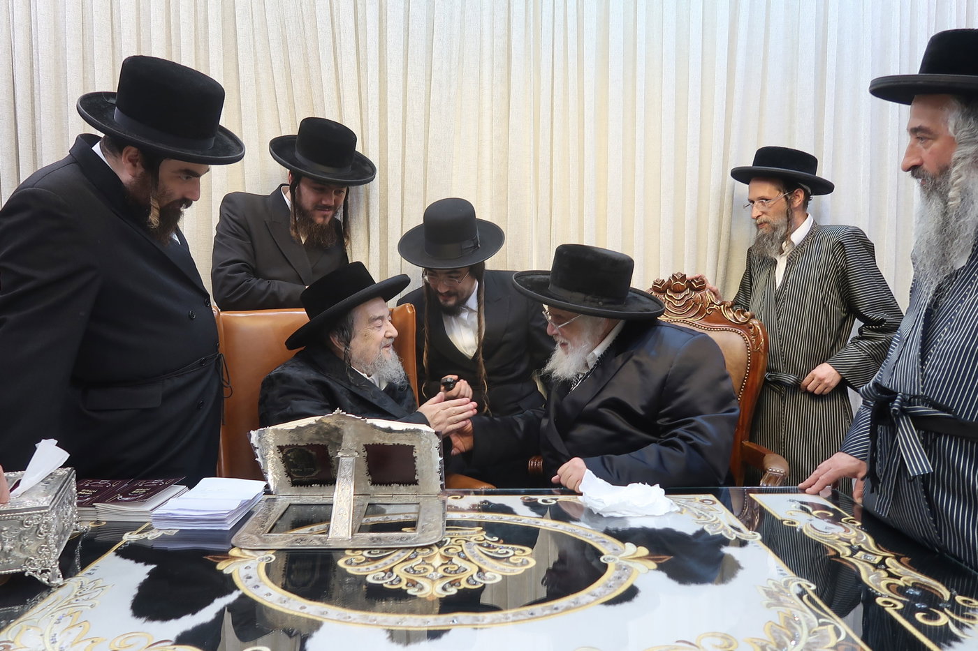 האדמו"ר מתולדות אהרן בביקור אצל הגרי"מ שכטר