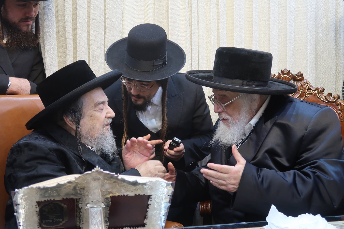האדמו"ר מתולדות אהרן בביקור אצל הגרי"מ שכטר