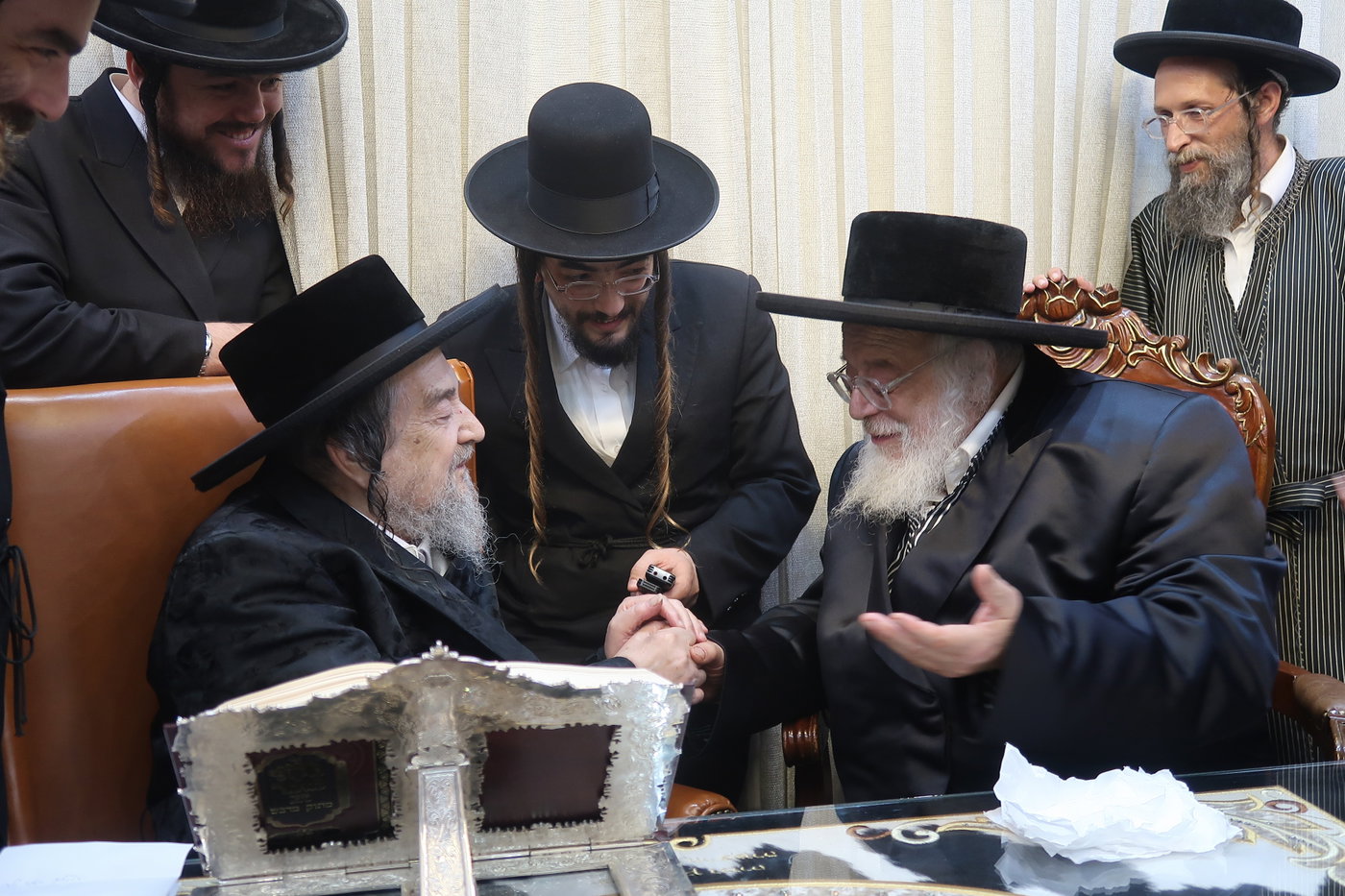 האדמו"ר מתולדות אהרן בביקור אצל הגרי"מ שכטר