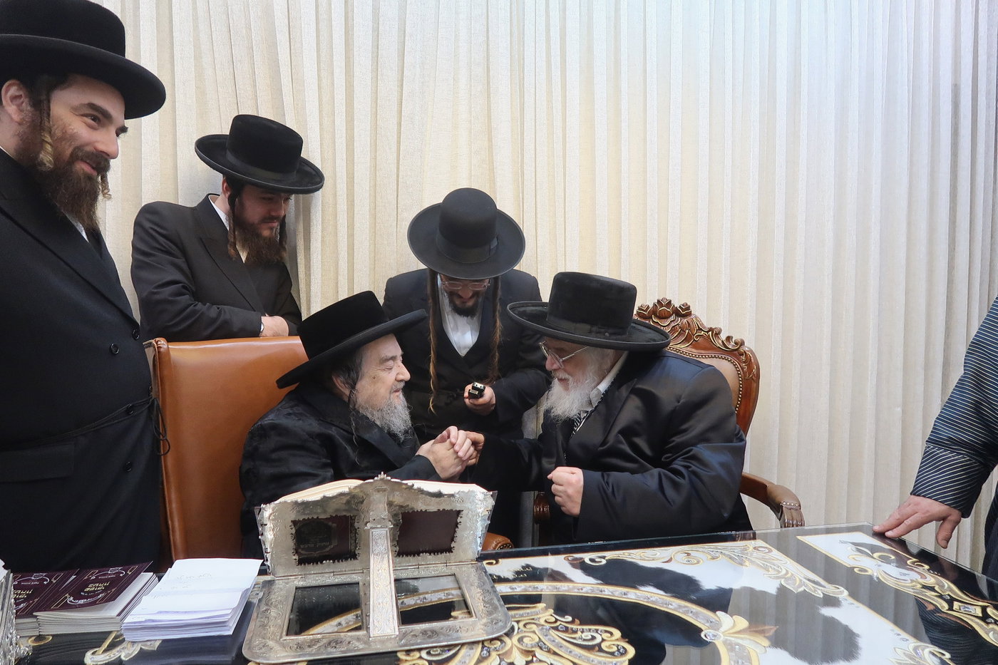 האדמו"ר מתולדות אהרן בביקור אצל הגרי"מ שכטר