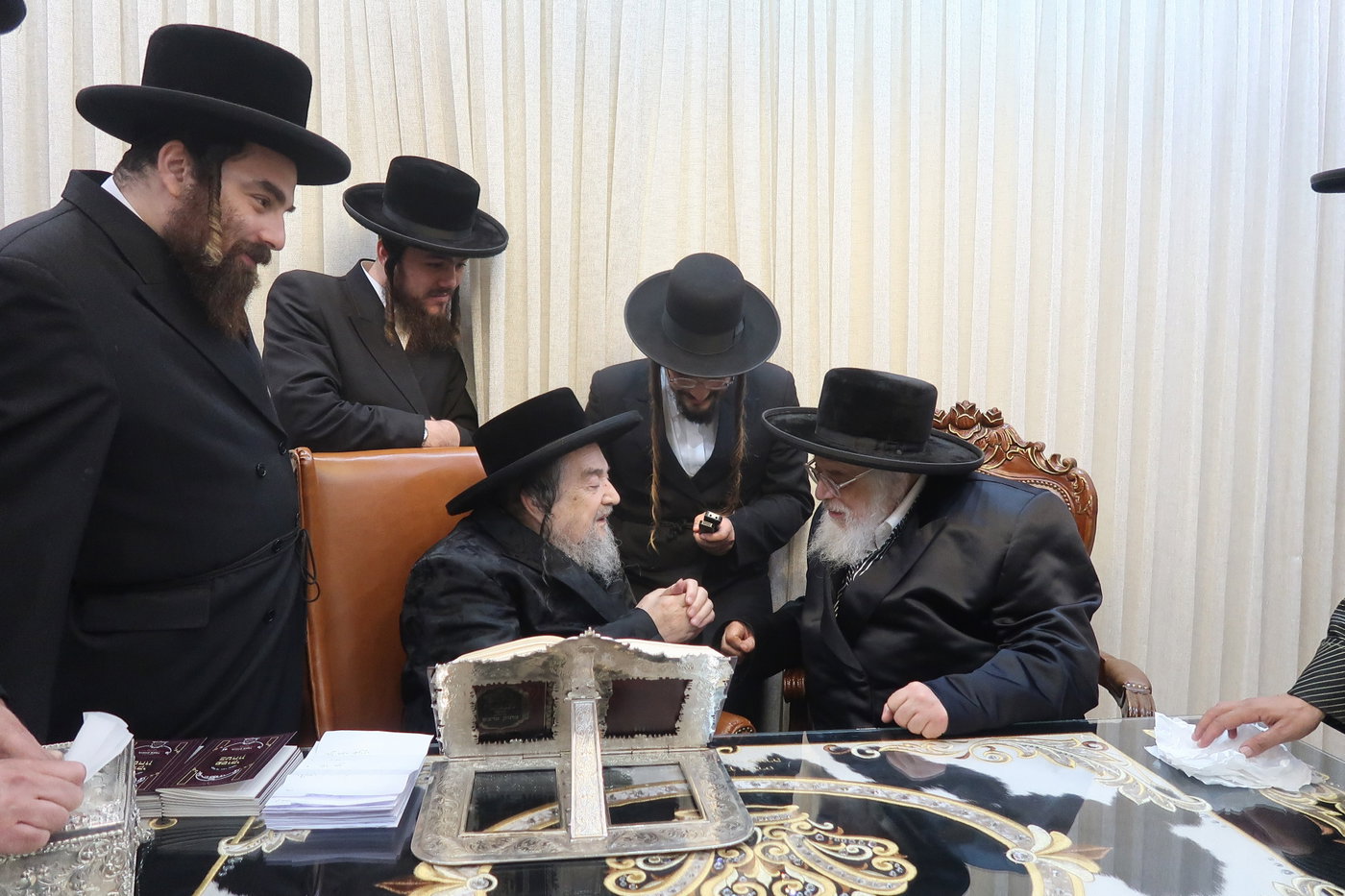 האדמו"ר מתולדות אהרן בביקור אצל הגרי"מ שכטר