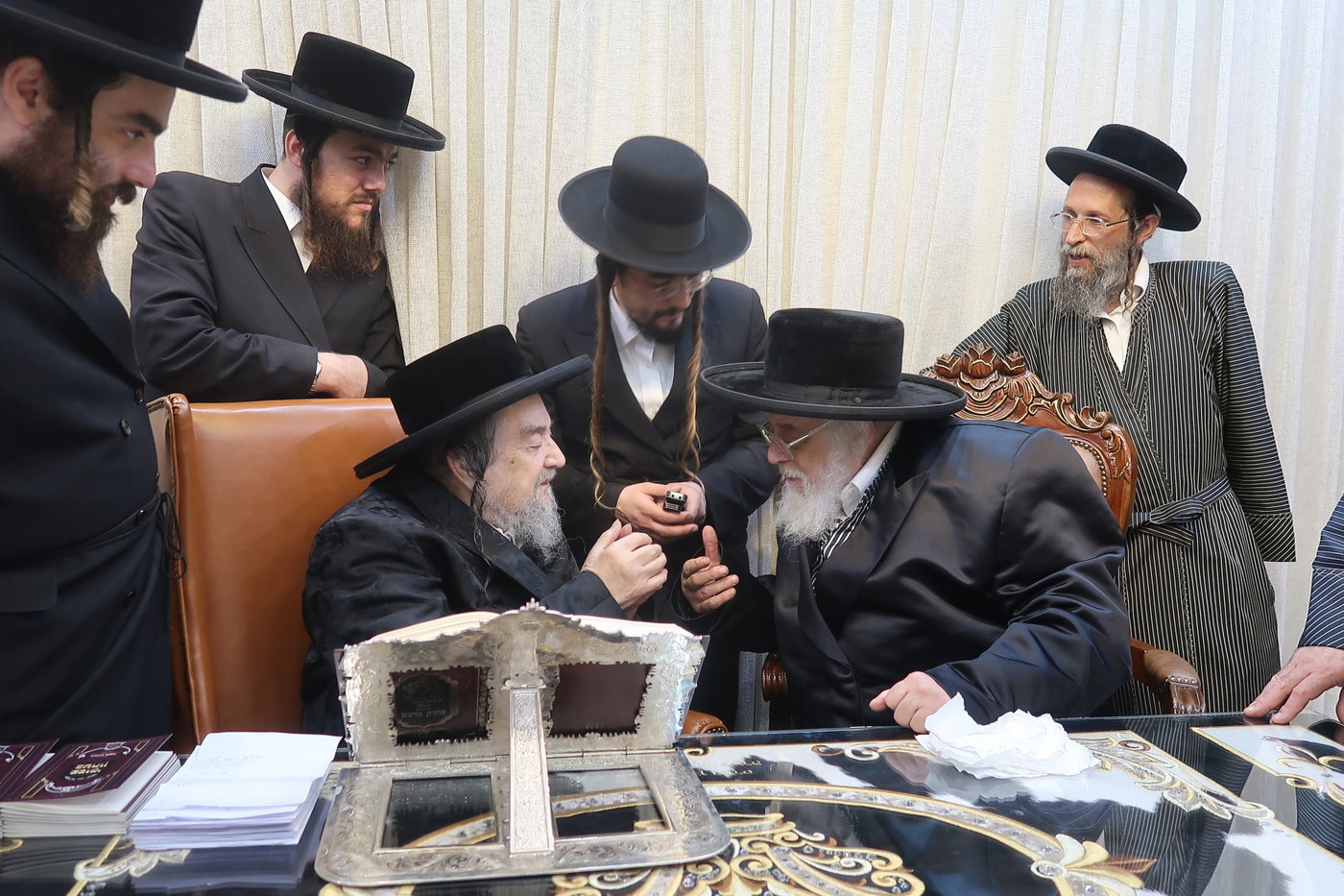 האדמו"ר מתולדות אהרן בביקור אצל הגרי"מ שכטר