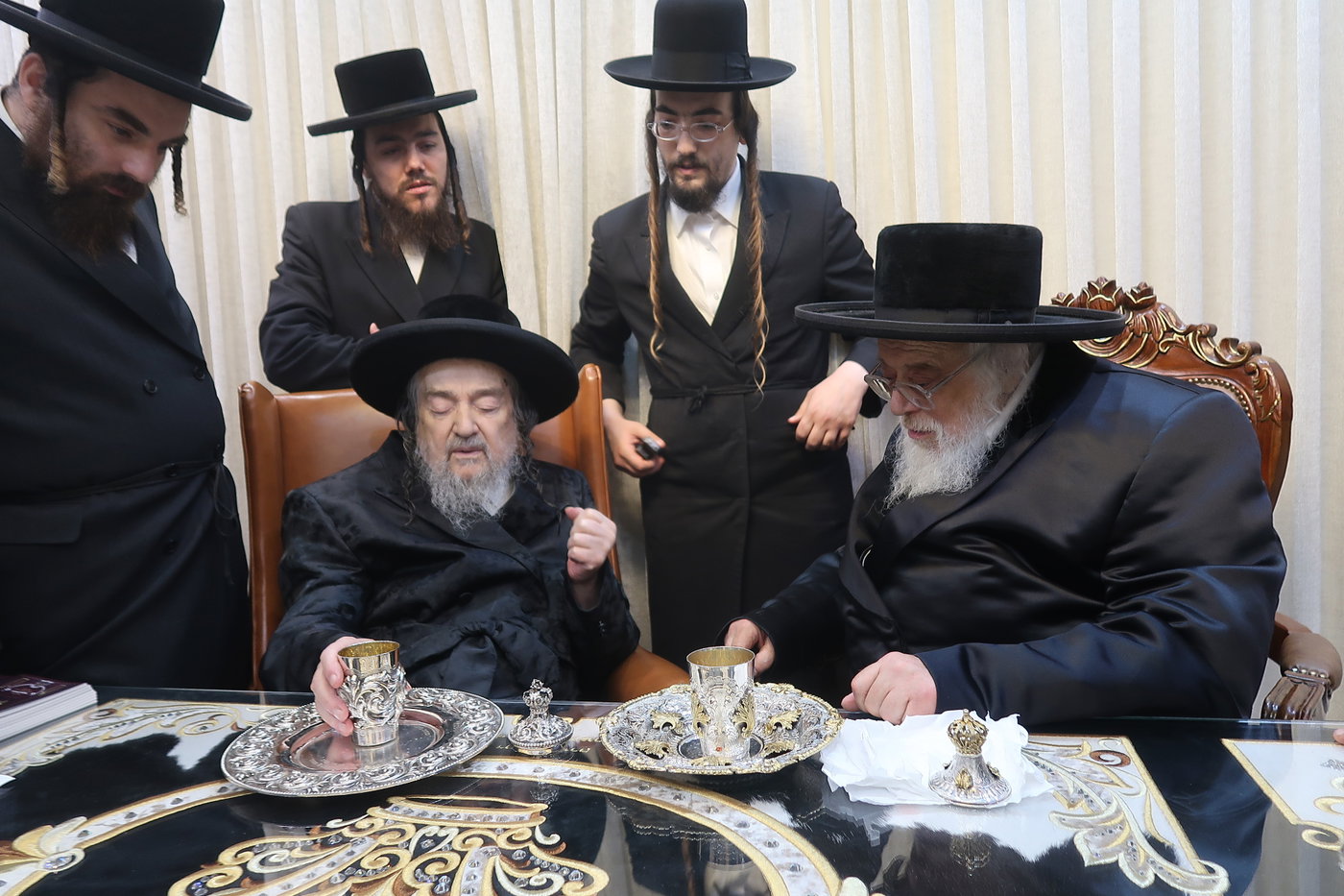 האדמו"ר מתולדות אהרן בביקור אצל הגרי"מ שכטר