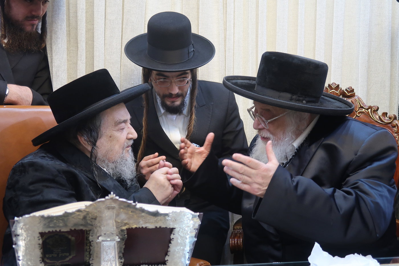 האדמו"ר מתולדות אהרן בביקור אצל הגרי"מ שכטר