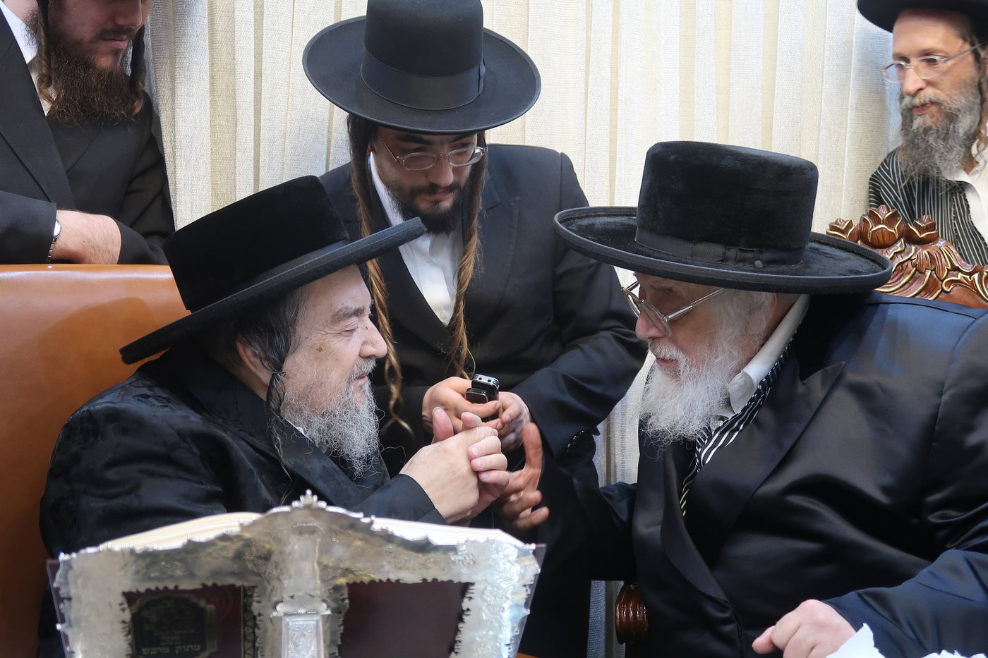 האדמו"ר מתולדות אהרן בביקור אצל הגרי"מ שכטר