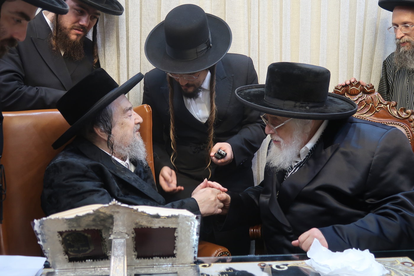 האדמו"ר מתולדות אהרן בביקור אצל הגרי"מ שכטר