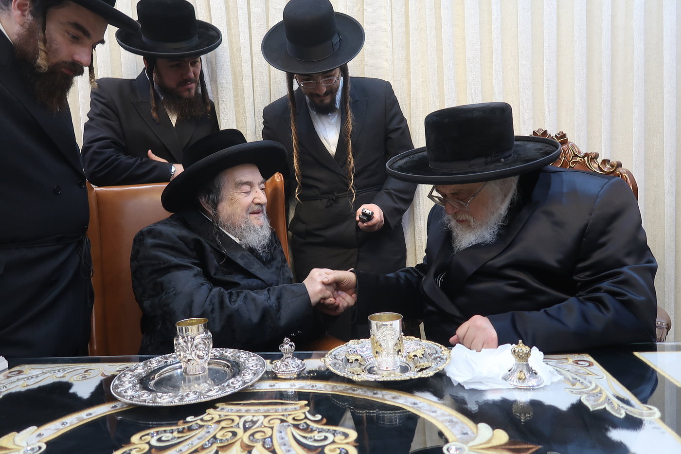 האדמו"ר מתולדות אהרן בביקור אצל הגרי"מ שכטר