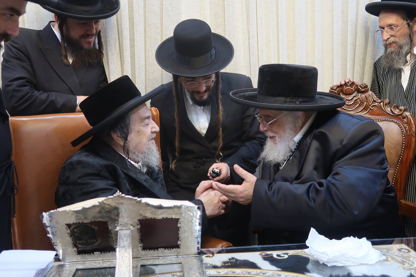 האדמו"ר מתולדות אהרן בביקור אצל הגרי"מ שכטר