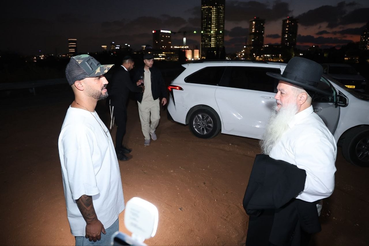 הרב יגאל כהן טס במסוק משיעור לשיעור
