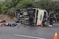 אסון מחריד: 21 בני אדם נהרגו בתנגשות חזיתית של מיניבוסים ורכב