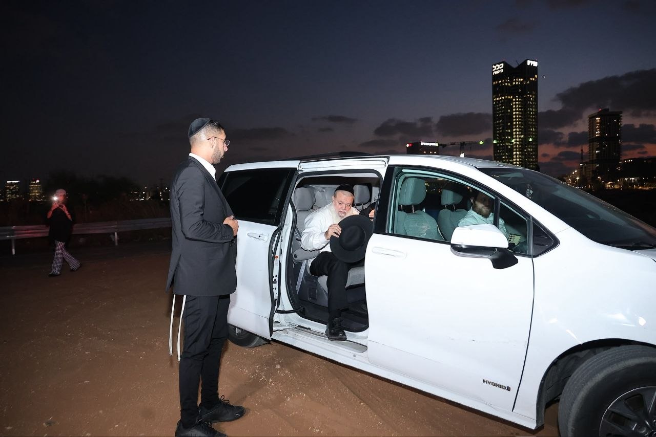 הרב יגאל כהן טס במסוק משיעור לשיעור