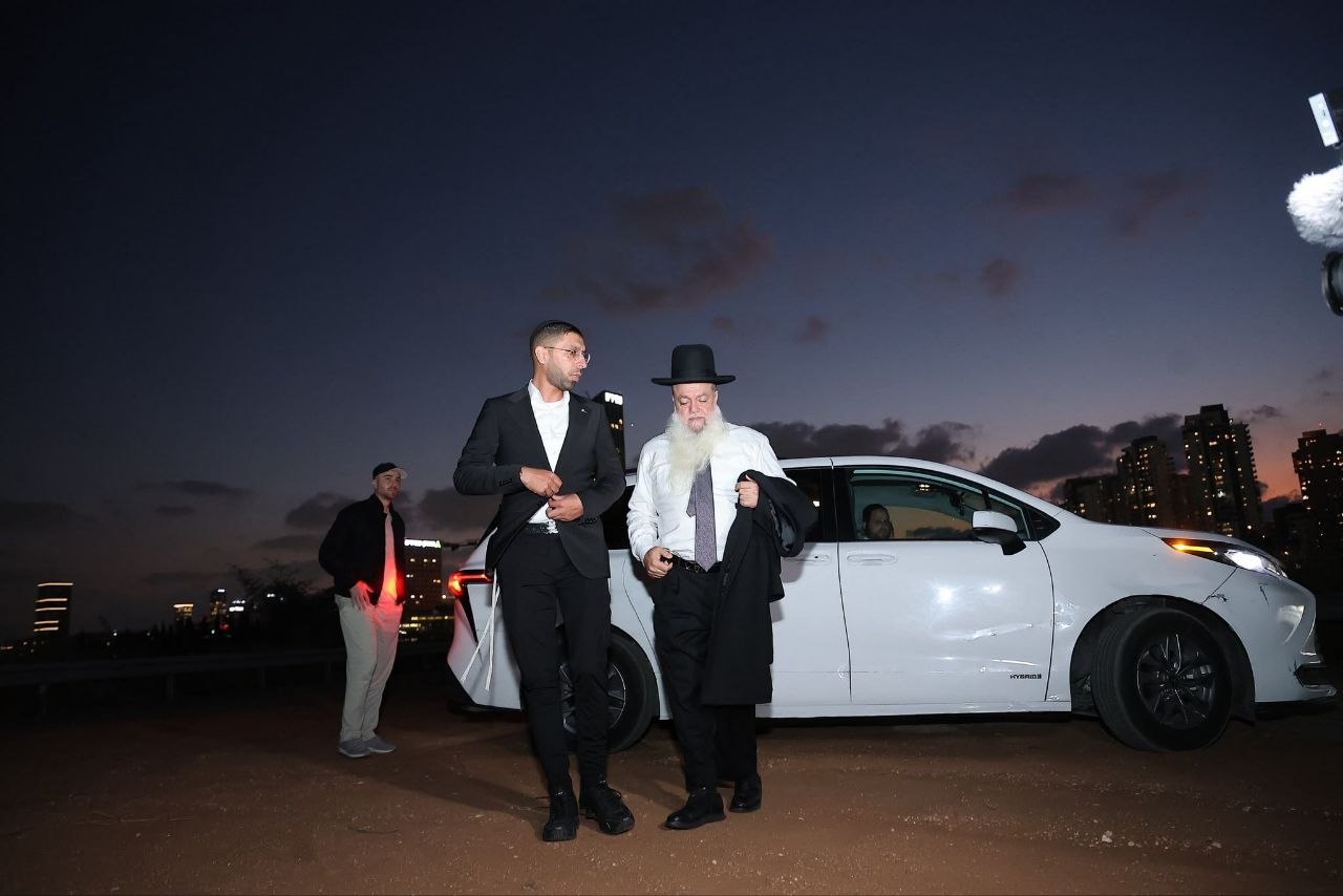 הרב יגאל כהן טס במסוק משיעור לשיעור