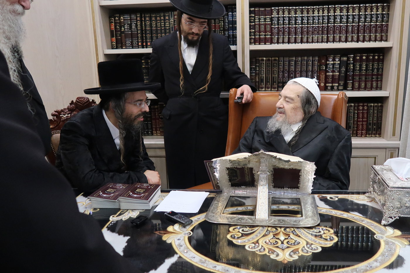 האדמו"ר מזוועהיל בביקור אצל הגרי"מ שכטר