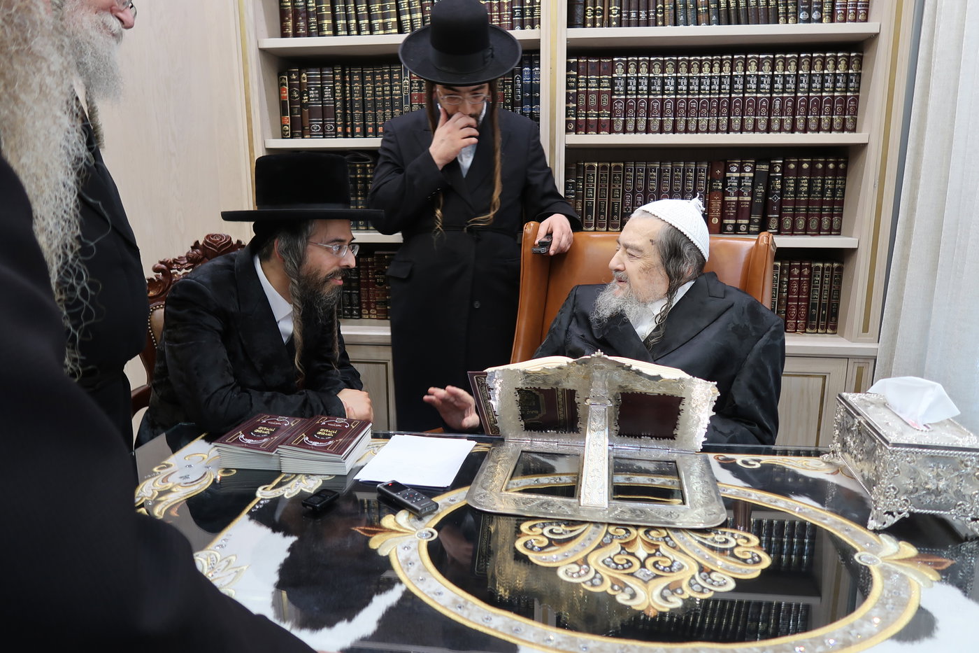 האדמו"ר מזוועהיל בביקור אצל הגרי"מ שכטר